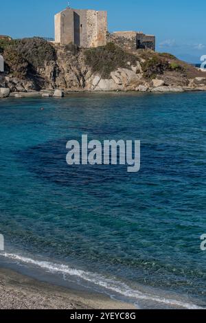 La plage de la forteresse avec la Fortezza Vecchia en arrière-plan, Villasimius, Sardaigne, Italie Banque D'Images