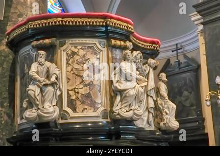 Une vue rapprochée de la chaire ornée à l’intérieur de la cathédrale Saint Vitus (Katedrala Svetog Vida) à Rijeka, Croatie, Banque D'Images