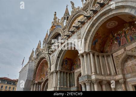 Gros plan de la façade ornée de la basilique de Saint Mark à Venise, Italie. Ce chef-d'œuvre byzantin emblématique présente des mosaïques d'or complexes, Banque D'Images