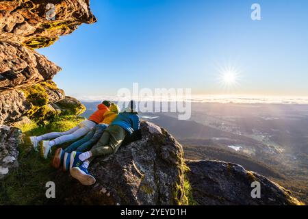 Les gens regardent le panorama du lever du soleil depuis la falaise de Boroka Lookout à Grampians, Victoria, Australie Banque D'Images