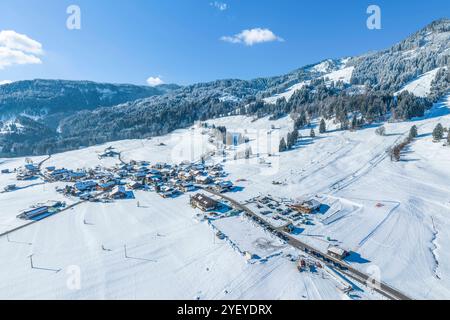 Ski und Rodel gut in den Allgäuer Alpen rund um die Hörnerdörfer Ausblick auf das winterlich verschneite Oberallgäu rund um bols Bolsterlang Bayern de Banque D'Images