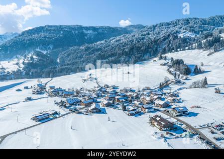 Ski und Rodel gut in den Allgäuer Alpen rund um die Hörnerdörfer Ausblick auf das winterlich verschneite Oberallgäu rund um bols Bolsterlang Bayern de Banque D'Images