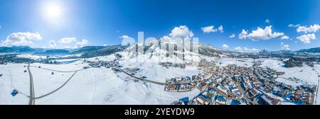 Ski und Rodel gut in den Allgäuer Alpen rund um die Hörnerdörfer Ausblick auf das winterlich verschneite Oberallgäu rund um bols Bolsterlang Bayern de Banque D'Images