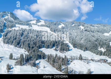 Ski und Rodel gut in den Allgäuer Alpen rund um die Hörnerdörfer Ausblick auf das winterlich verschneite Oberallgäu rund um bols Bolsterlang Bayern de Banque D'Images