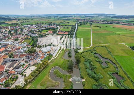 Ausblick auf Gunzenhausen, zentrale Stadt im Fränkischen Seenland, im Sommer Sommer an der Altmühl BEI Gunzenhausen im Fränkischen Seenland Gunzenhaus Banque D'Images