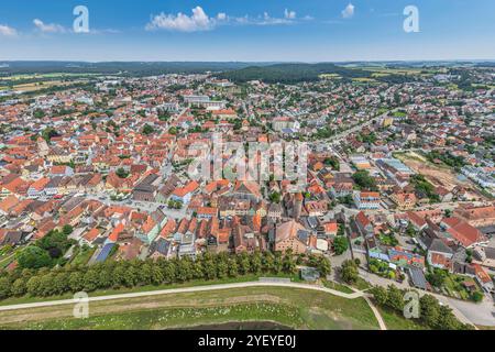 Ausblick auf Gunzenhausen, zentrale Stadt im Fränkischen Seenland, im Sommer Sommer an der Altmühl BEI Gunzenhausen im Fränkischen Seenland Gunzenhaus Banque D'Images