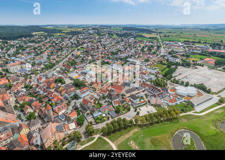 Ausblick auf Gunzenhausen, zentrale Stadt im Fränkischen Seenland, im Sommer Sommer an der Altmühl BEI Gunzenhausen im Fränkischen Seenland Gunzenhaus Banque D'Images