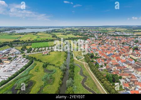 Ausblick auf Gunzenhausen, zentrale Stadt im Fränkischen Seenland, im Sommer Sommer an der Altmühl BEI Gunzenhausen im Fränkischen Seenland Gunzenhaus Banque D'Images