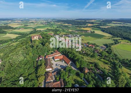 Ausblick auf den Naturpark Frankenhöhe rund um Schillingsfürst Die mittelfränkische Stadt Schillingsfürst im Naturpark Franke Schillingsfürst Schloßpa Banque D'Images