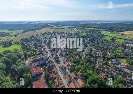 Ausblick auf den Naturpark Frankenhöhe rund um Schillingsfürst Die mittelfränkische Stadt Schillingsfürst im Naturpark Franke Schillingsfürst Schloßpa Banque D'Images