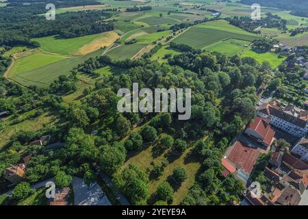 Ausblick auf den Naturpark Frankenhöhe rund um Schillingsfürst Die mittelfränkische Stadt Schillingsfürst im Naturpark Franke Schillingsfürst Schloßpa Banque D'Images