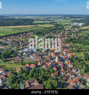 Ausblick auf den Naturpark Frankenhöhe rund um Schillingsfürst Die mittelfränkische Stadt Schillingsfürst im Naturpark Franke Schillingsfürst Schloßpa Banque D'Images