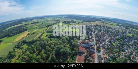 Ausblick auf den Naturpark Frankenhöhe rund um Schillingsfürst Die mittelfränkische Stadt Schillingsfürst im Naturpark Franke Schillingsfürst Schloßpa Banque D'Images