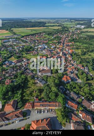 Ausblick auf den Naturpark Frankenhöhe rund um Schillingsfürst Die mittelfränkische Stadt Schillingsfürst im Naturpark Franke Schillingsfürst Schloßpa Banque D'Images