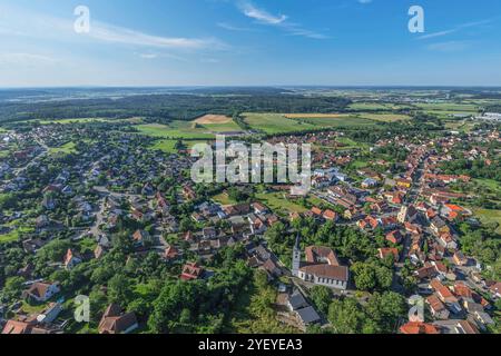 Ausblick auf den Naturpark Frankenhöhe rund um Schillingsfürst Die mittelfränkische Stadt Schillingsfürst im Naturpark Franke Schillingsfürst Schloßpa Banque D'Images