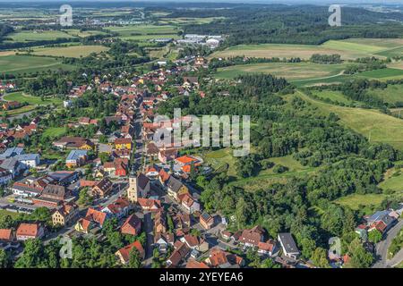 Ausblick auf den Naturpark Frankenhöhe rund um Schillingsfürst Die mittelfränkische Stadt Schillingsfürst im Naturpark Franke Schillingsfürst Schloßpa Banque D'Images