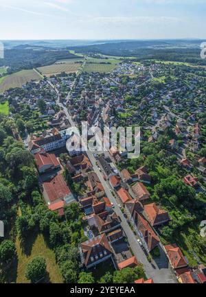 Ausblick auf den Naturpark Frankenhöhe rund um Schillingsfürst Die mittelfränkische Stadt Schillingsfürst im Naturpark Franke Schillingsfürst Schloßpa Banque D'Images