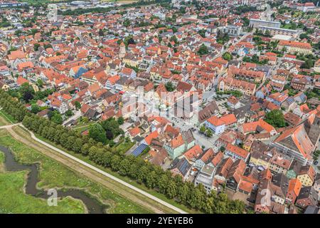 Ausblick auf Gunzenhausen, zentrale Stadt im Fränkischen Seenland, im Sommer Sommer an der Altmühl BEI Gunzenhausen im Fränkischen Seenland Gunzenhaus Banque D'Images