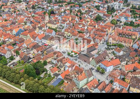 Ausblick auf Gunzenhausen, zentrale Stadt im Fränkischen Seenland, im Sommer Sommer an der Altmühl BEI Gunzenhausen im Fränkischen Seenland Gunzenhaus Banque D'Images