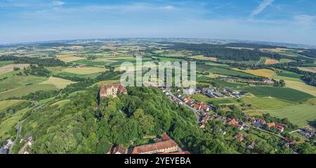 Ausblick auf den Naturpark Frankenhöhe rund um Schillingsfürst Die mittelfränkische Stadt Schillingsfürst im Naturpark Franke Schillingsfürst Schloßpa Banque D'Images