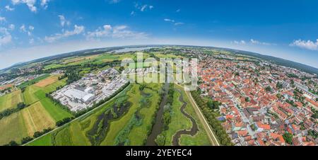 Ausblick auf Gunzenhausen, zentrale Stadt im Fränkischen Seenland, im Sommer Sommer an der Altmühl BEI Gunzenhausen im Fränkischen Seenland Gunzenhaus Banque D'Images