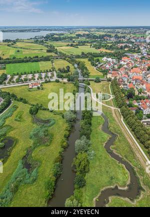 Ausblick auf Gunzenhausen, zentrale Stadt im Fränkischen Seenland, im Sommer Sommer an der Altmühl BEI Gunzenhausen im Fränkischen Seenland Gunzenhaus Banque D'Images