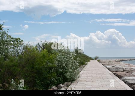 Venise, Italie - 2024 - paysage minimaliste près du phare sur le Lido di Venezia. Venise est une ville du nord-est de l'Italie et la capitale de Banque D'Images