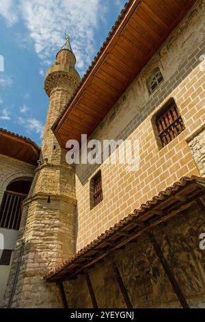 Le minaret de la mosquée Bachelor dans le quartier de Mangalem à Berat, au sud de l'Albanie. Cette mosquée ottomane du début du XIXe siècle est un monument culturel Banque D'Images