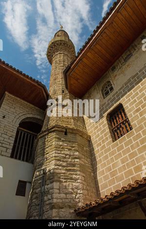Le minaret de la mosquée Bachelor dans le quartier de Mangalem à Berat, au sud de l'Albanie. Cette mosquée ottomane du début du XIXe siècle est un monument culturel Banque D'Images