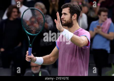 Paris, France. 01 novembre 2024. La russe Karen Khachanov célèbre sa victoire en quart de finale lors de la cinquième journée du Rolex Paris Masters 2024, un tournoi de tennis ATP Masters 1000 qui aura lieu le 1er novembre 2024 à Accor Arena à Paris, France - photo Jean Catuffe/DPPI crédit : DPPI Media/Alamy Live News Banque D'Images