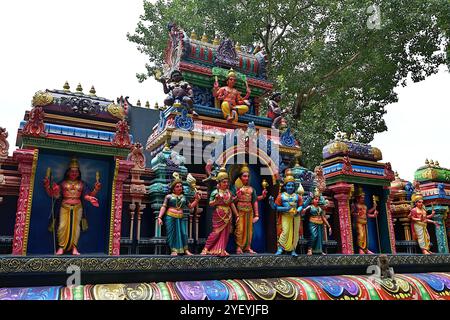 Œuvres d'art complexes et sculpture sur la passerelle du temple Sri Subramaniar Swamy, menant au complexe des grottes de Batu au sommet de la colline, Gombak Banque D'Images