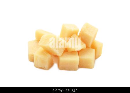 Cubes de fromage isolés sur fond blanc. Parmesan. vue de dessus Banque D'Images