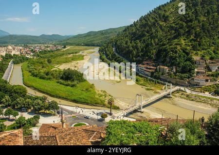 La rivière Osum qui traverse Berat dans le sud de l'Albanie. Sur la droite - Mali Partizan montagne, une partie de Gorica, et le Pont blanc ou suspendu Banque D'Images