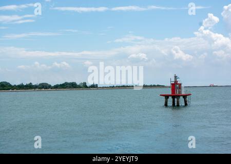 Venise, Italie - 2024 - paysage minimaliste près du phare sur le Lido di Venezia. Venise est une ville du nord-est de l'Italie et la capitale de Banque D'Images