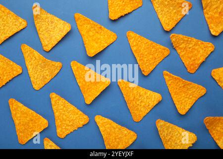 Croustilles de maïs nachos sur fond bleu, vue de dessus. Espace pour le texte Banque D'Images