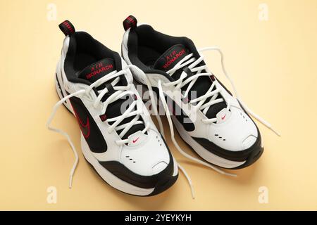 Mykolaiv, UKRAINE - juillet 2024. NIKE AIR MONARCH. Chaussures de sport de femme sur fond beige. Banque D'Images