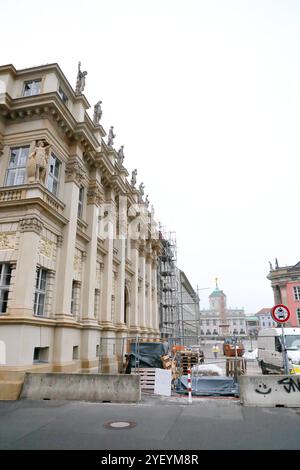 Die Baustelle für das neue Wohn- und Geschäftsviertel am Alten Markt in Potsdam, 1. Novembre 2024. Rechts der Landtag. Baustelle Alter Markt Potsdam *** le chantier de construction du nouveau quartier résidentiel et d'affaires sur l'Alter Markt à Potsdam, le 1er novembre 2024 à droite du parlement de l'Etat Alter Markt Potsdam chantier Banque D'Images