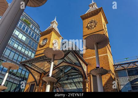 L'entrée de la gare de Liverpool Street avec ses plafonds en fer et en verre dans la City de Londres. Londres, Angleterre, Europe Banque D'Images