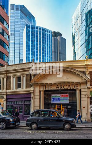 L'entrée du centre commercial Arcade Shop, près de la gare de Liverpool Street dans la City de Londres. Londres, Angleterre, Europe Banque D'Images