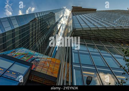 Vue de dessous des fenêtres en verre du gratte-ciel commercial 22 Bishopsgate, également connu sous le nom Horizon 22, dans la City de Londres. Londres, Angleterre Banque D'Images