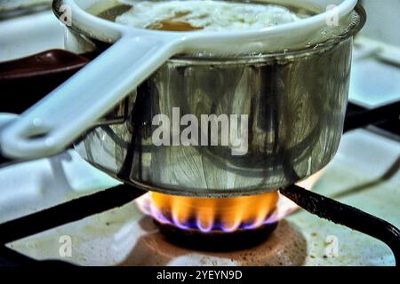 Marseille, France. 20 octobre 2024. Dans cette illustration photo, une casserole bout sur un feu de cuisinière à gaz. Les prix du gaz diminueront de 1,18 % à compter du 1er novembre 2024, grâce à la réduction du prix de vente de référence de la Commission de régulation de l'énergie (CRE). (Crédit image : © Gerard Bottino/SOPA images via ZUMA Press Wire) USAGE ÉDITORIAL SEULEMENT! Non destiné à UN USAGE commercial ! Banque D'Images