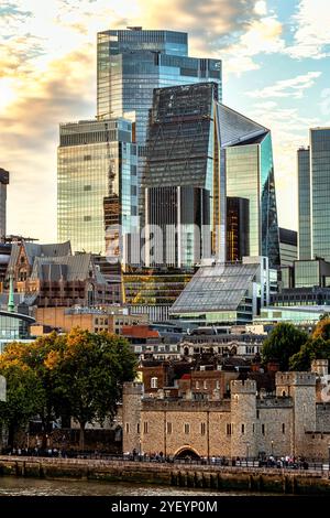 Les gratte-ciel et les bâtiments modernes de la City de Londres surplombent l'ancien bâtiment de la Tour de Londres, vu de Tower Bridge. Londres Banque D'Images