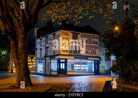 Lamproies bâtiment la nuit en automne. Banbury, Oxfordshire, Angleterre Banque D'Images