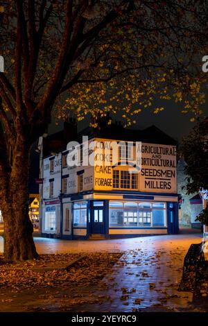 Lamproies bâtiment la nuit en automne. Banbury, Oxfordshire, Angleterre Banque D'Images