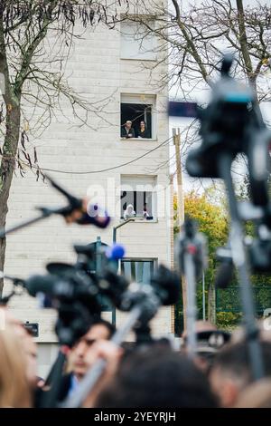 Rennes, France. 01 novembre 2024. Habitants photographiés lors d’une visite du ministre français de l’intérieur consacrée au trafic de drogue dans le quartier de Maurepas à Rennes, dans l’ouest de la France, le 1er novembre 2024. Photo de Yannick Billioux/ABACAPRESS. COM Credit : Abaca Press/Alamy Live News Banque D'Images