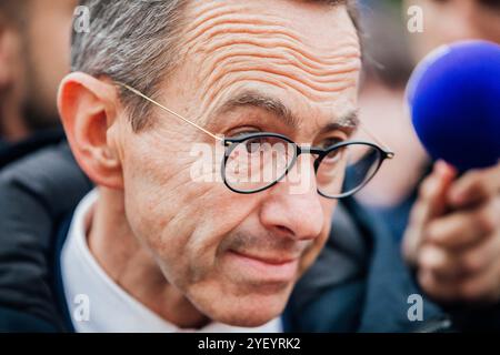 Rennes, France. 01 novembre 2024. Bruno Retailleau, ministre français de l’intérieur, s’entretenant avec un résident lors d’une visite consacrée au trafic de drogue dans le quartier de Maurepas à Rennes, dans l’ouest de la France, le 1er novembre 2024. Photo de Yannick Billioux/ABACAPRESS. COM Credit : Abaca Press/Alamy Live News Banque D'Images