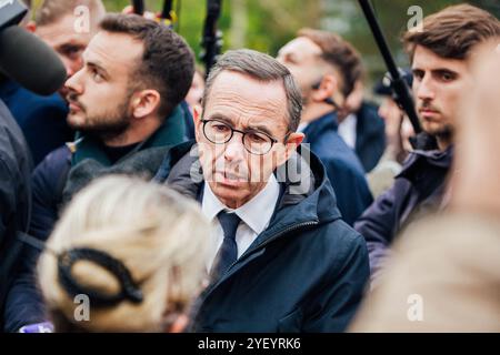 Rennes, France. 01 novembre 2024. Bruno Retailleau, ministre français de l’intérieur, s’entretenant avec un résident lors d’une visite consacrée au trafic de drogue dans le quartier de Maurepas à Rennes, dans l’ouest de la France, le 1er novembre 2024. Photo de Yannick Billioux/ABACAPRESS. COM Credit : Abaca Press/Alamy Live News Banque D'Images