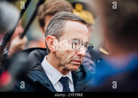 Rennes, France. 01 novembre 2024. Bruno Retailleau, ministre français de l’intérieur, s’entretenant avec un résident lors d’une visite consacrée au trafic de drogue dans le quartier de Maurepas à Rennes, dans l’ouest de la France, le 1er novembre 2024. Photo de Yannick Billioux/ABACAPRESS. COM Credit : Abaca Press/Alamy Live News Banque D'Images