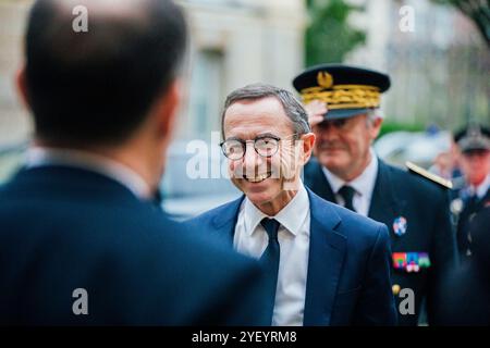 Rennes, France. 01 novembre 2024. Le ministre français de l'intérieur Bruno Retailleau arrive à la préfecture d'Ille et Vilaine à Rennes, dans l'ouest de la France, le 1er novembre 2024, lors d'une visite axée sur le trafic de drogue. Photo de Yannick Billioux/ABACAPRESS. COM Credit : Abaca Press/Alamy Live News Banque D'Images