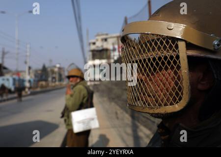 Gunbattle à Srinagar, Inde les responsables de la sécurité indienne restent en alerte près du site d'une fusillade qui a éclaté entre les forces de sécurité indiennes et des terroristes à Khanyar, Srinagar, Inde, le 2 novembre 2024. Selon des sources d'information, une fusillade a éclaté entre les forces de sécurité et les terroristes dans la région de Srinagar s Khanyar. Les forces de sécurité ont lancé une opération de bouclage et de perquisition dans le quartier de Khanyar le 2 novembre matin après avoir reçu des renseignements sur la présence de terroristes dans la région. Srinagar India Copyright : xMatrixxImages/DanishxIsmailx Banque D'Images